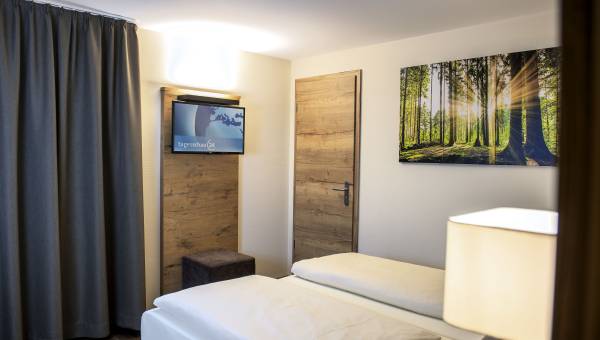 doppelzimmer_von-bad_vorhang-zu_9833_l_beschnitten_rgb.jpg